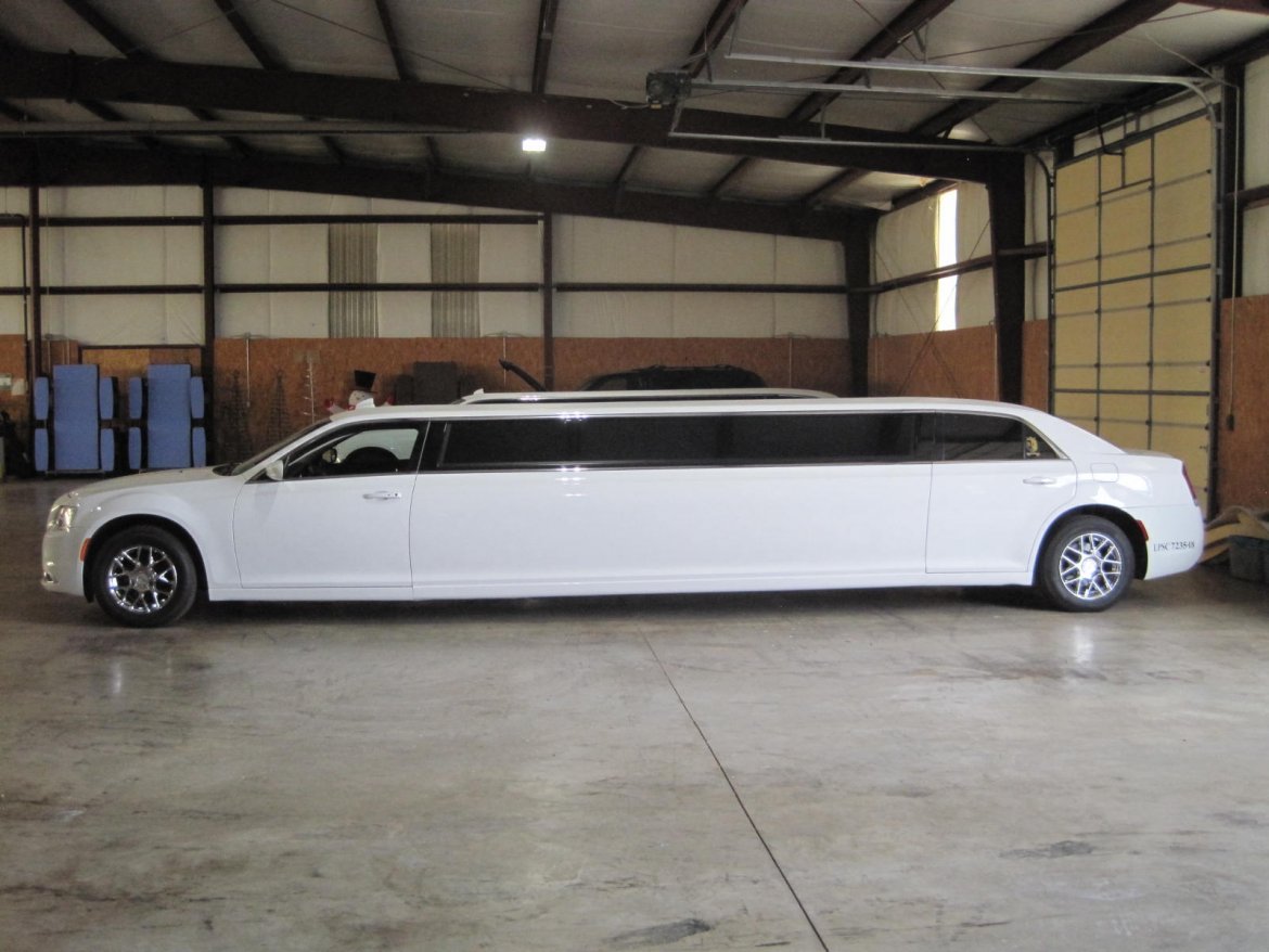 2016-springfield-coach-builders-chrysler-300-limousine-6660c31d48cb0-large